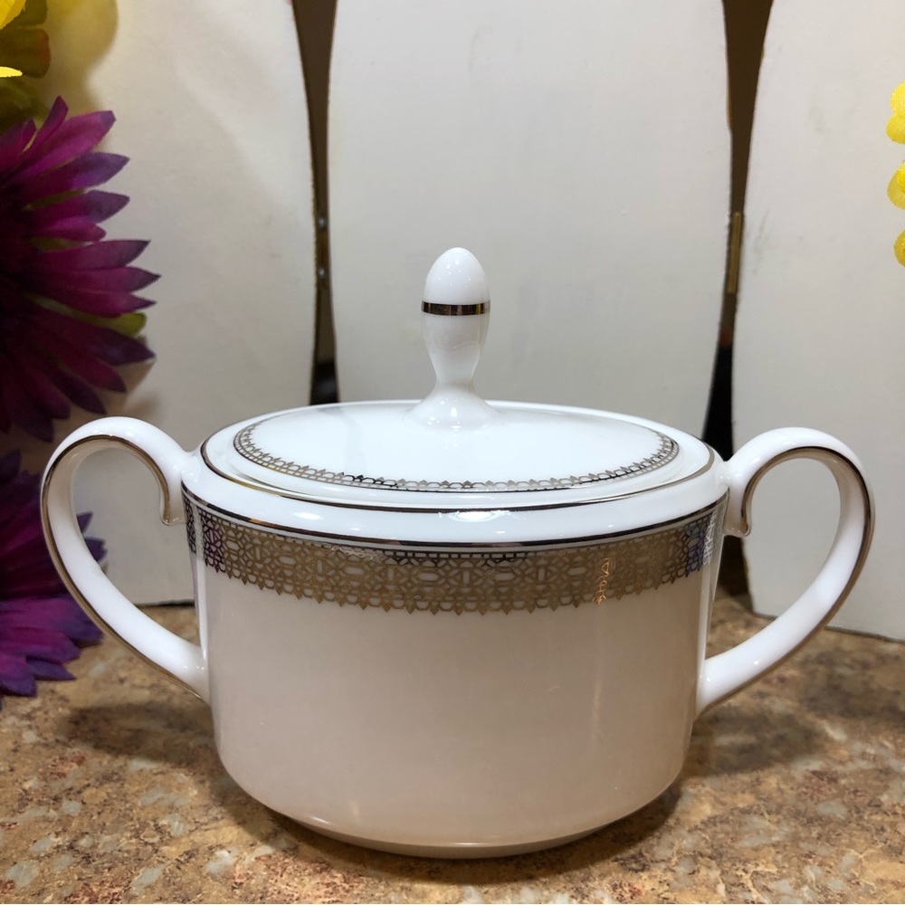 NEW Elegant Wedgwood Vera Wang, Platinum Vera Lace Covered Sugar Box